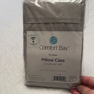 NWT COMFORT BAY Gray Microfiber Luxuriously Soft Pillow Case 20” x 30”